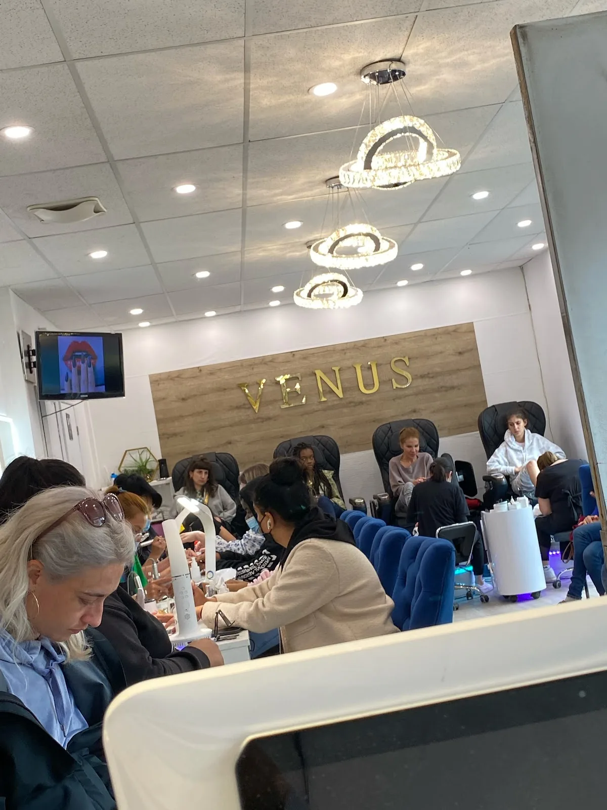Clients enjoying manicure services inside Ongles Venus Papineau.
