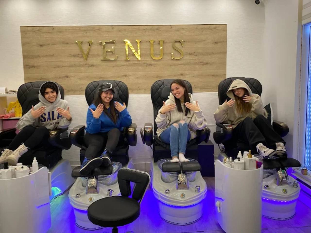Relaxing pedicure area at Ongles Venus.